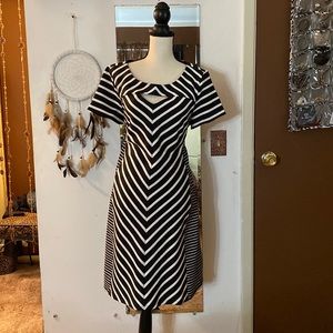 🎸🎸Gabby skye  black/white striped peep hole midi dress